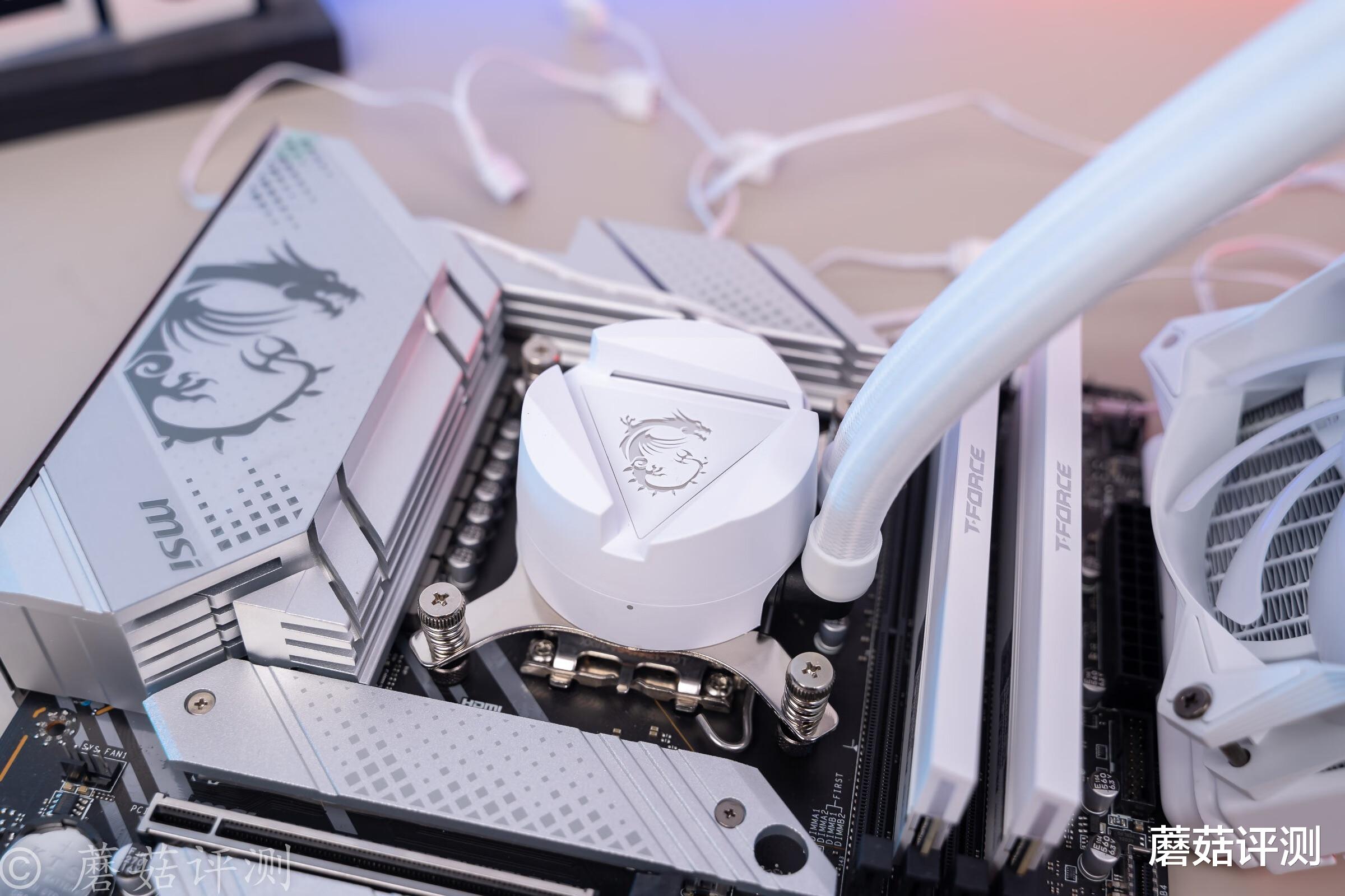 机箱|纯白整机主题装机，怎么装都不会出错！微星刀锋100R白色机箱装机体验