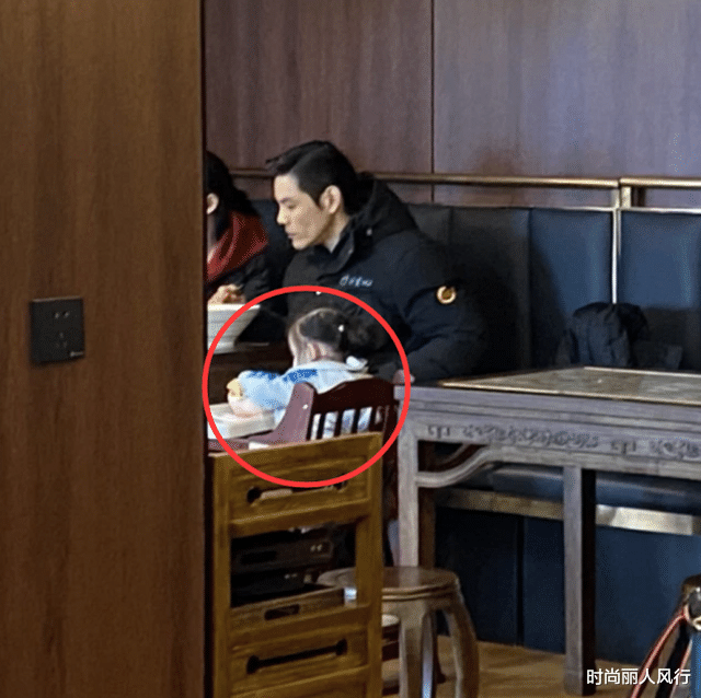 郭碧婷|郭碧婷一家新年首亮相!小向太变化太大,穿棉服卫衣发际线后移