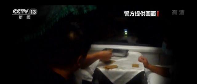 男子火车上被邀请斗地主,先赢后输后察觉对方有“猫腻”