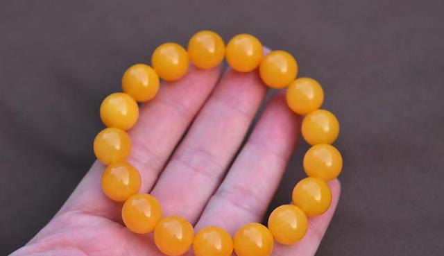 蜜蜡|有荧光反应就是真蜜蜡?没有就是假的?大错特错!