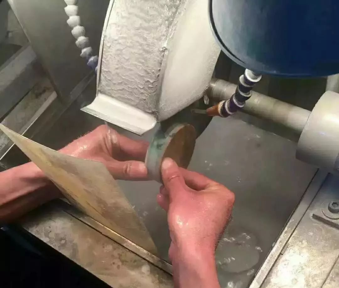 翡翠|一块看似普通的莫西沙翡翠原石,竟切出3条冰飘花手镯,美得让人窒息!