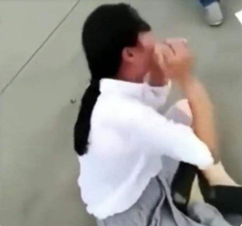 科目三五次考试没通过,女子在考场崩溃大哭,教练展现直男安慰法