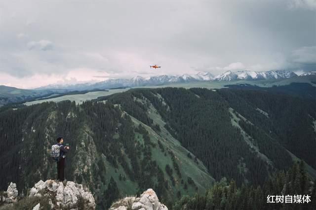 短视频|双旦直降1300元后,这款可以竖拍的便携式无人机到底有多香?