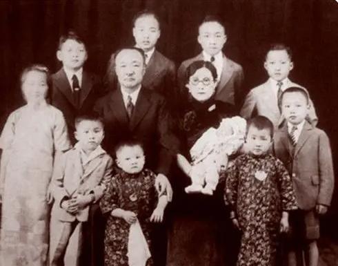 本是结拜兄弟,大哥却垂涎弟媳貌美设计陷害弟弟,与弟媳生下10娃