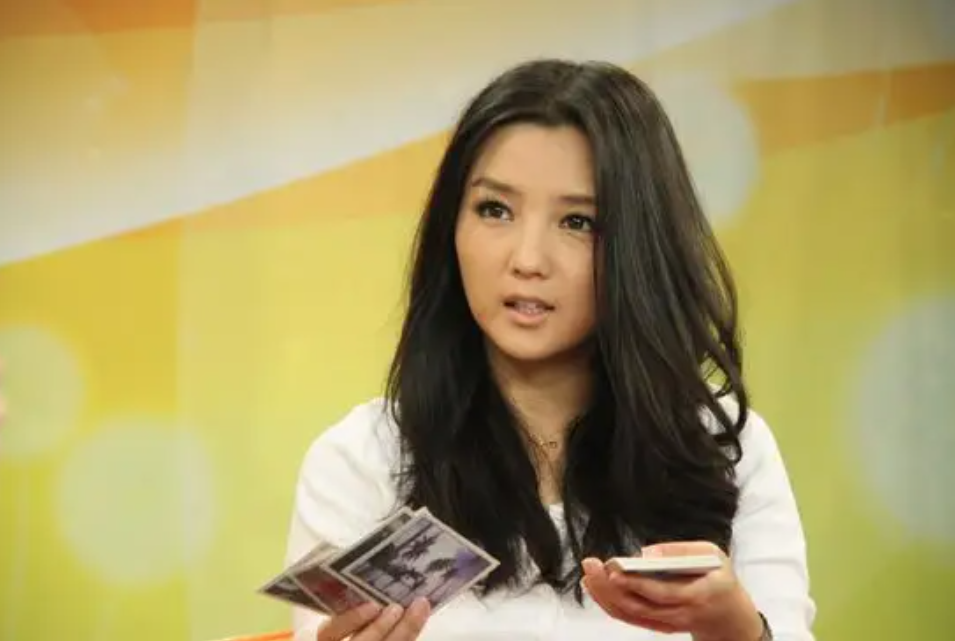 何洁|三个娃两个爹,婚内不忠倒打一耙,一手好牌打烂的何洁,后悔吗?