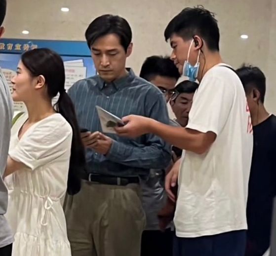 胡歌|合肥：胡歌现身医院拍戏，大热天穿长袖太难了，面容沧桑衰老不少