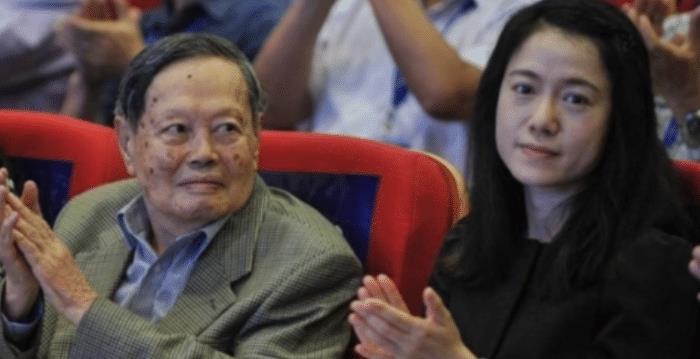 杨振宁|46岁翁帆为何仍对百岁高龄的杨振宁如此痴情!看看杨教授的“收入”