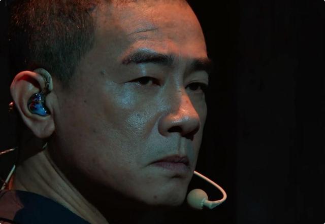 陈小春|陈小春在舞台上剃头，看上去很洒脱实则充满野性，他比苏有朋还要狠