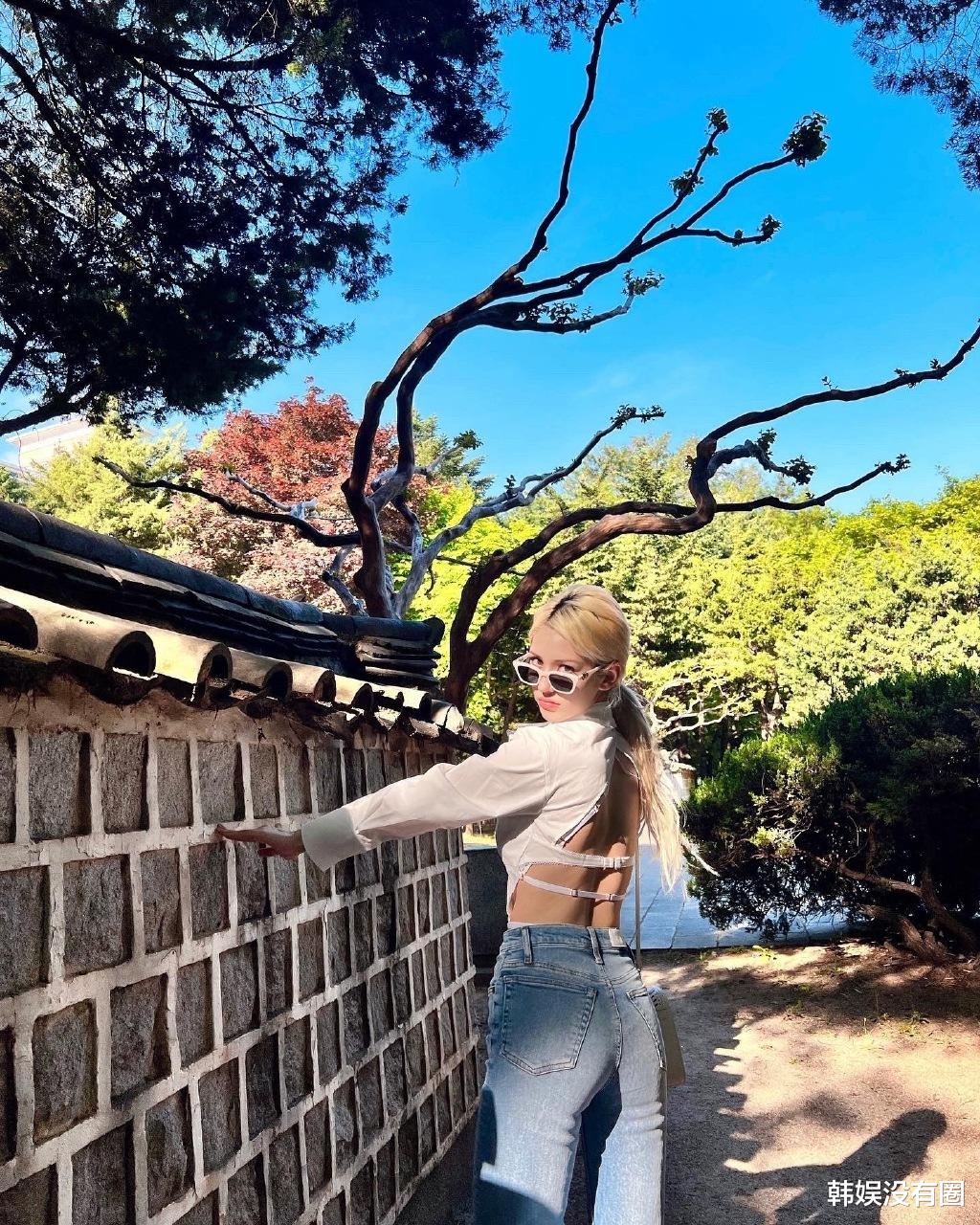 冯提莫|是金发尤物啊!SOMI全昭弥晒出游私照,果敢的露背装吸睛