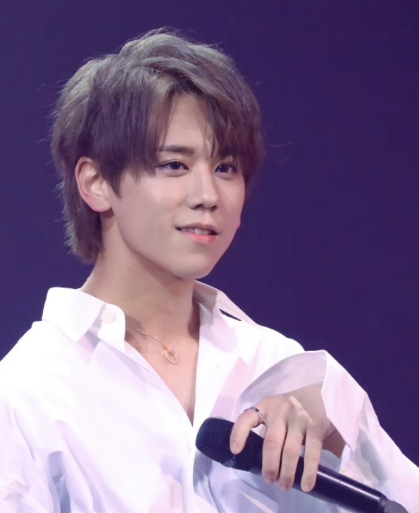 姜涛|港娱顶流无人关注？姜涛炎明熹在港娱人气爆棚，在内娱却无人知晓