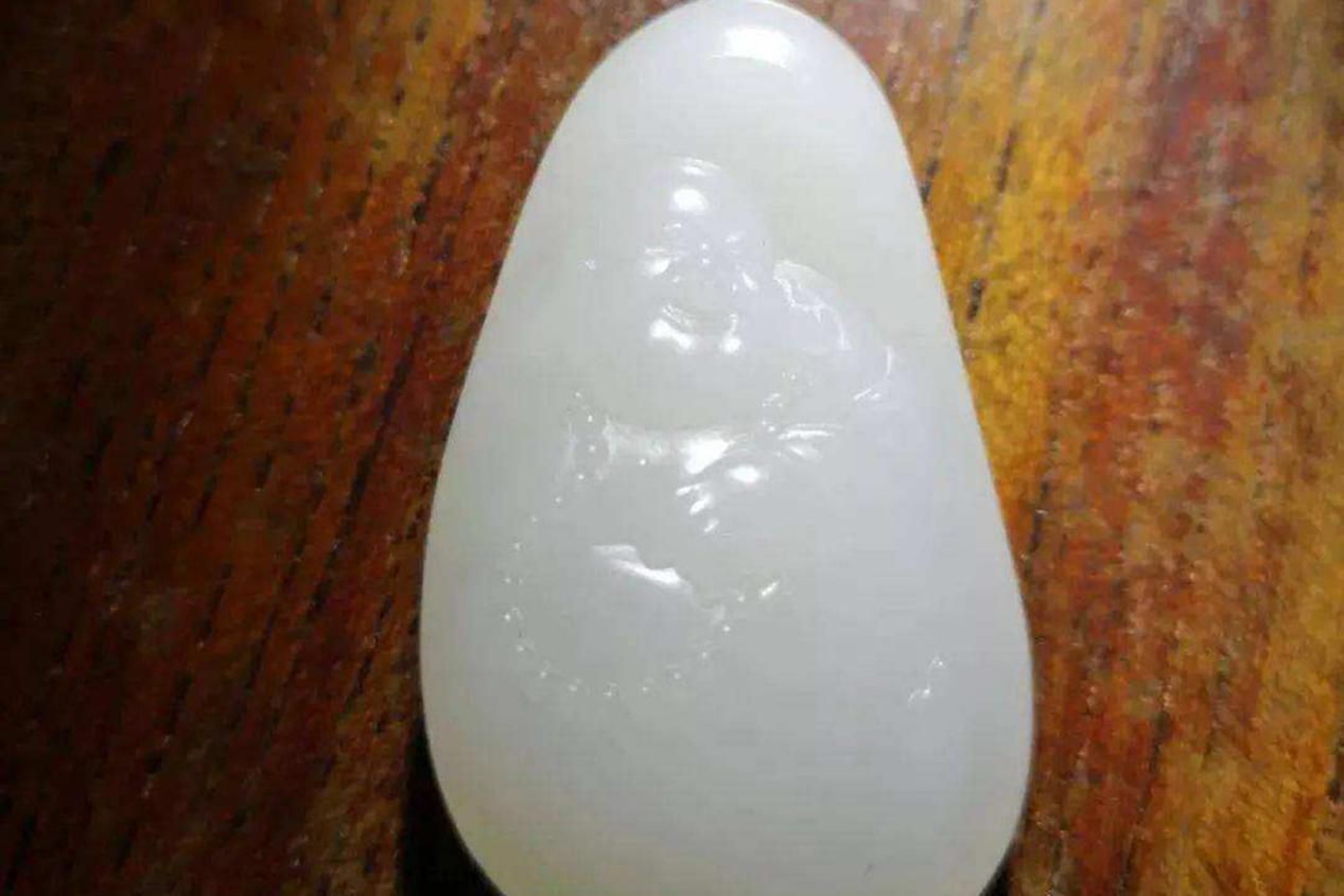 |和田玉所有人都拿个手电晃啊晃，到底在看些什么您知道吗？