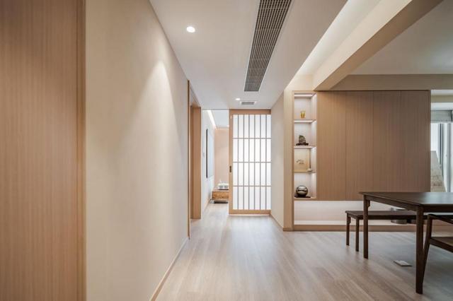 南京90后夫妻的90㎡婚房,打造佛系中式风情,水泥灰做渲染很大气