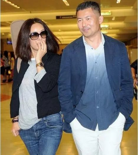 那英|那英老公孟桐疑似出轨,当众将短发美女搂进怀里,到底是什么关系?