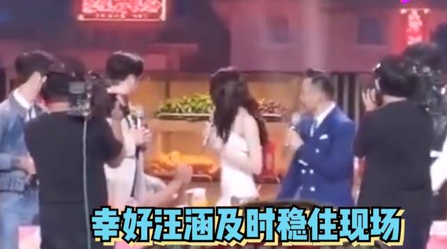 女明星如何应对走光？鞠婧祎肩带滑落淡定演唱，刘涛吓得花容失色