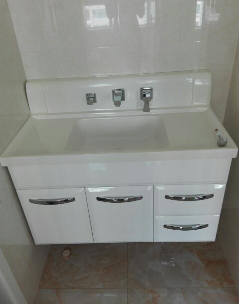 老公只是在飘窗下打满了柜子,邻居看了都夸有创意,纷纷回去照做