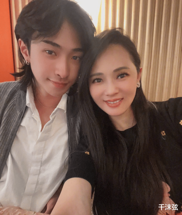 徐悲鸿|伊能静带女儿约会迎圣诞！住高档公主套房，6岁小米粒长得像哥哥