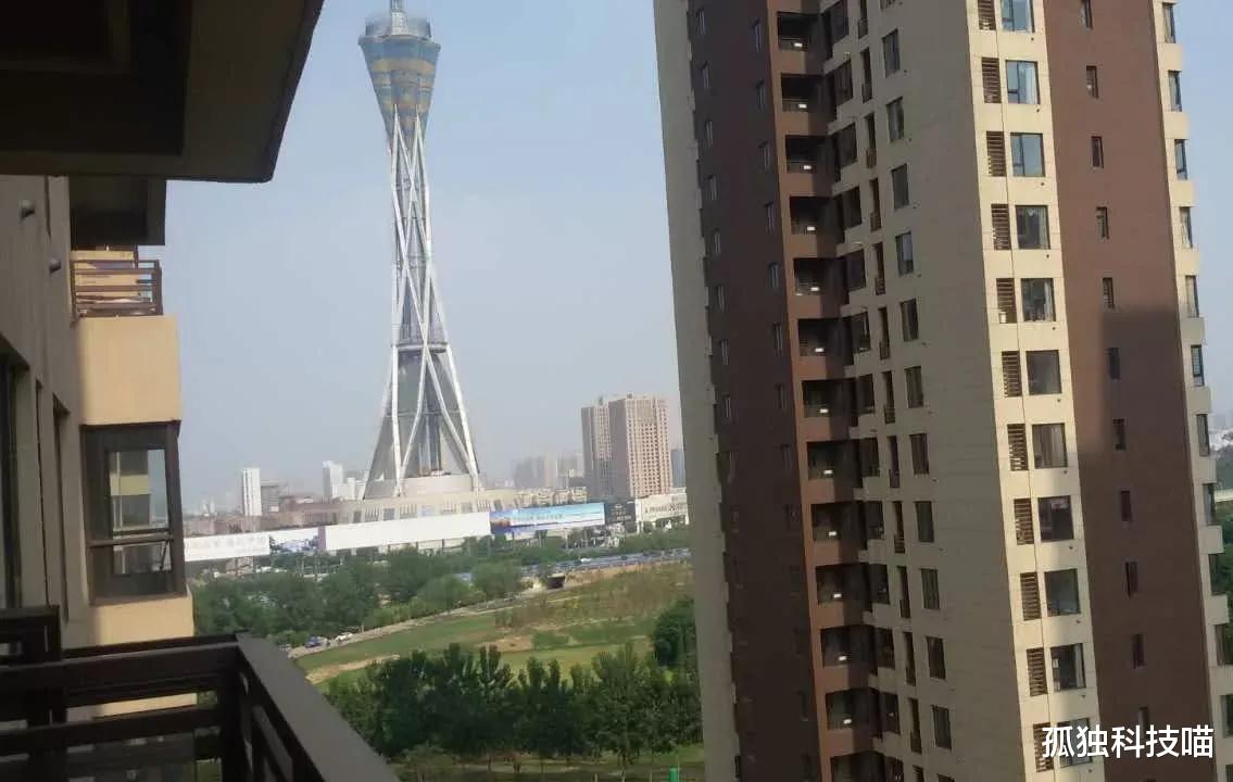 房价|这两个小区仅仅一路之隔,房价差了十万八千里