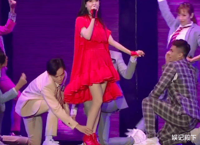 周慧敏|五十多岁还这么会玩？周慧敏舞台再跳辣舞，俩男伴当众抚摸其大腿