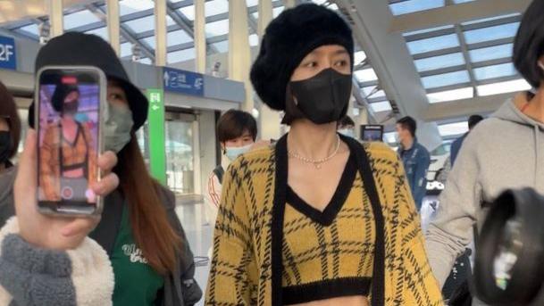 达里奥|真的“小看”秦岚了！43岁会保养还会穿，超短裙配丝袜马丁靴辣妹出街