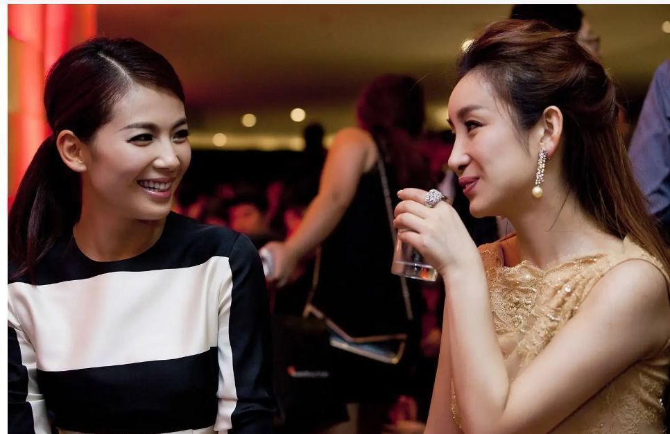 刘涛|44岁秦海璐拍戏被偶遇，额头光亮被指填充过度，与刘涛对比太明显