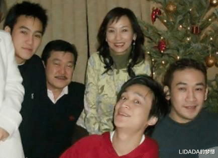 赵雅芝|赵雅芝：带两个儿子再婚嫁黄锦燊，恩爱三十多年生一子，幸福美满