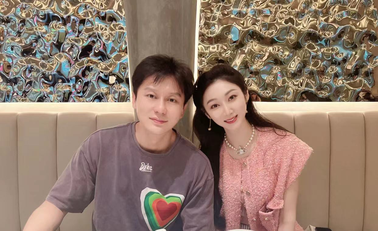 小姐姐|李晨与美女富婆吃大餐!头靠头合影显亲密,还曾在酒吧嗨玩到凌晨