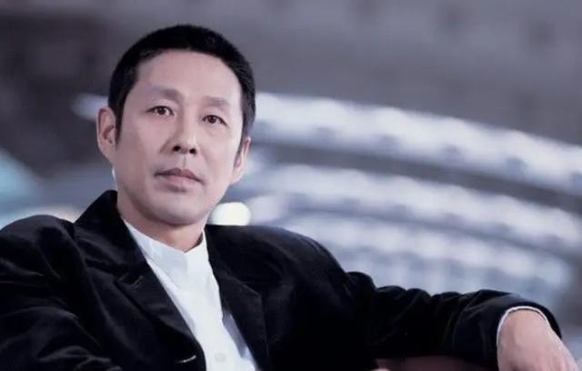 陈道明|老戏骨陈道明近照曝光，满头白发眉毛快要掉光，身体状况惹人担忧