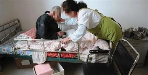 2020年,妻子惨死在床上,凶手竟是70岁丈夫,背后真相引人深思!