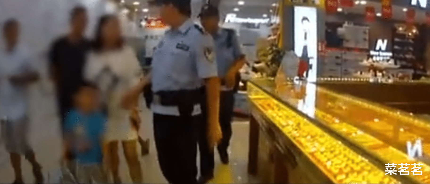 江苏常熟,民警接到夫妻报案,称在超市碰到自己的孩子和人贩子