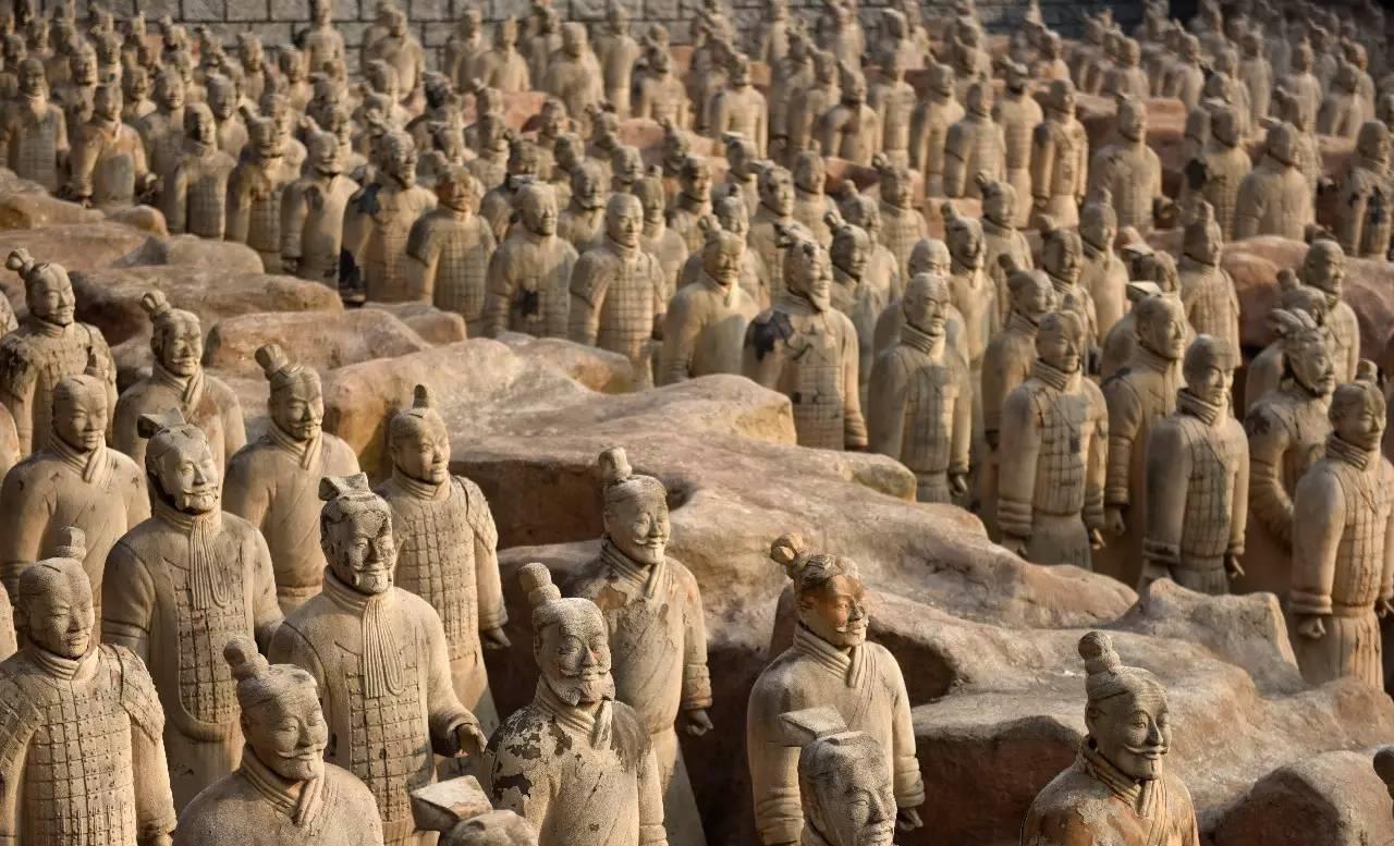 小混混用一把改锥偷走兵马俑头,卖了5万,钱没到手就被判了死刑