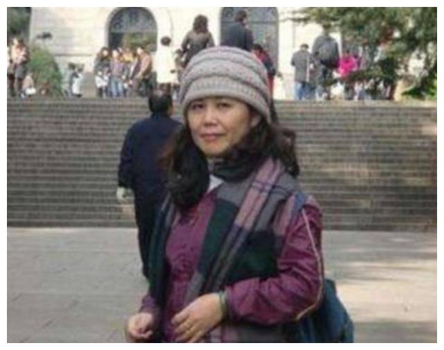 李连杰|32年前，生完孩子就被李连杰抛弃，住地下室10年的黄秋燕，怎样了