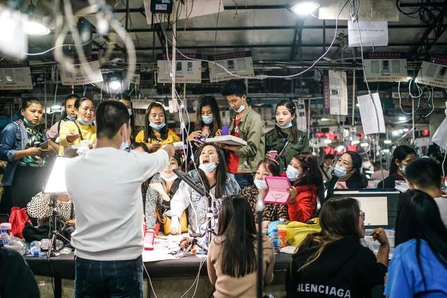 鸡翅木|五亿买不下一尺见方的档口，这行人人身家上亿，却如履薄冰