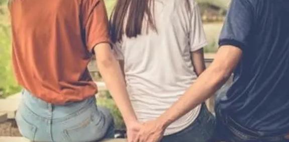 女子先后与兄弟两人相好,陷入三角情感矛盾:后被弟弟持刀杀害