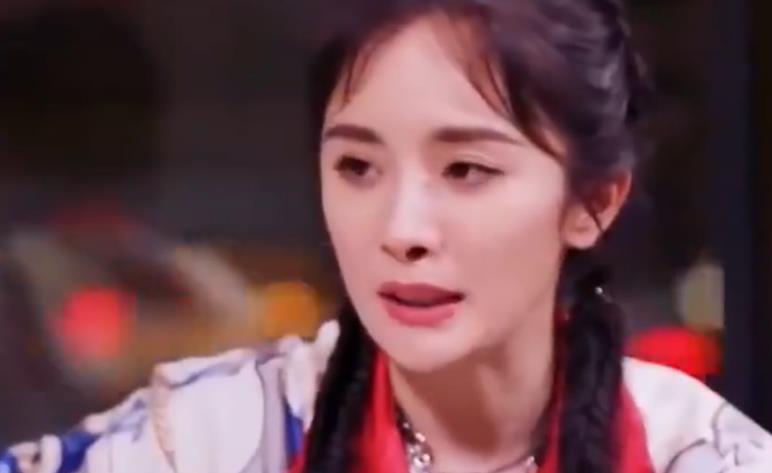 杨幂|35岁杨幂街头被偶遇！身材太瘦塞不满外套，穿黑丝腿和胳膊一样细