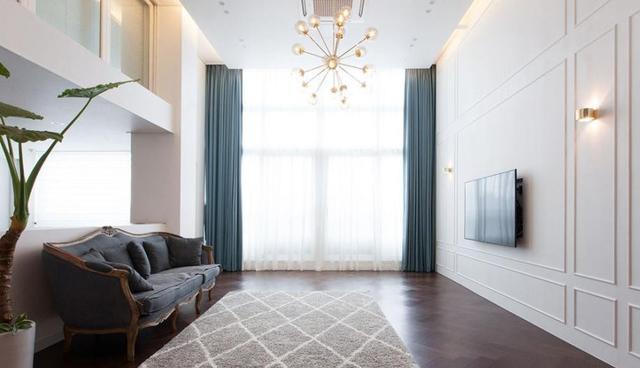 180顶楼买得值当,客厅挑空4.5米大而不空,还送一层阁楼