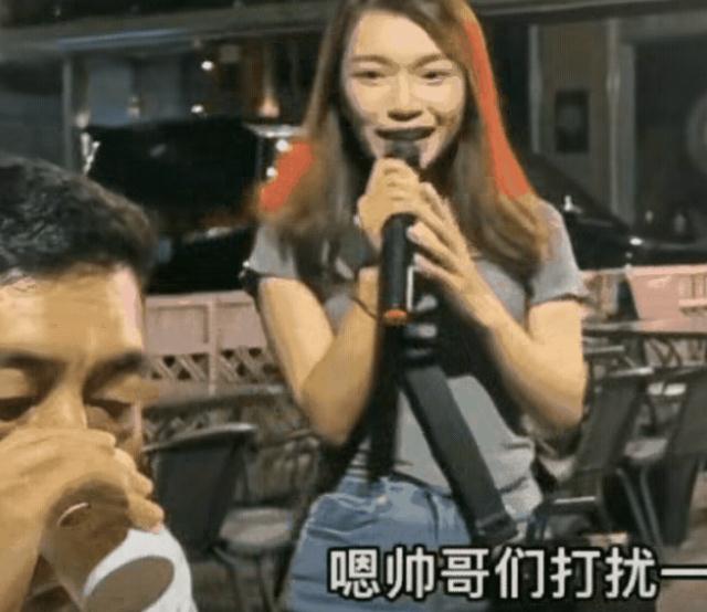 |女网红夜市卖唱被泼酒，却被扒出自导自演，网友：自甘堕落