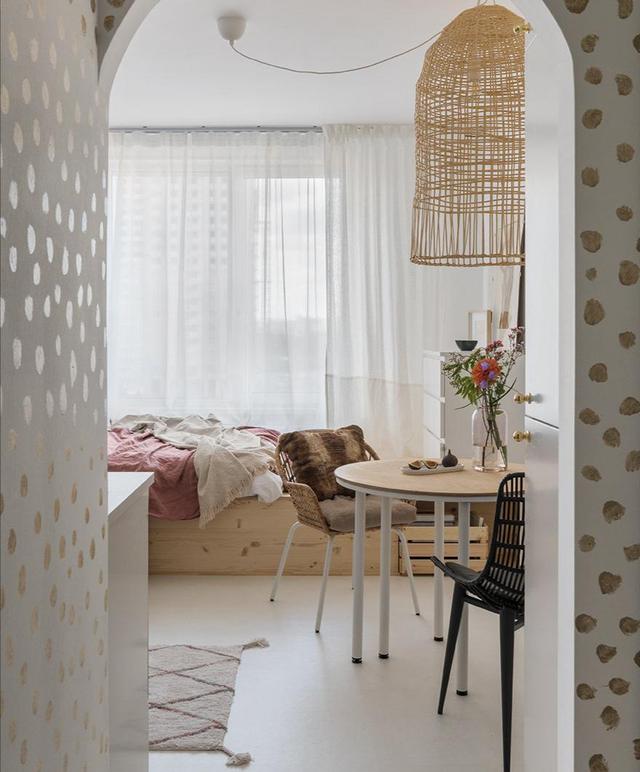 住在25平的房子里是什么体验?巧用镜子和家具,小公寓装出大空间