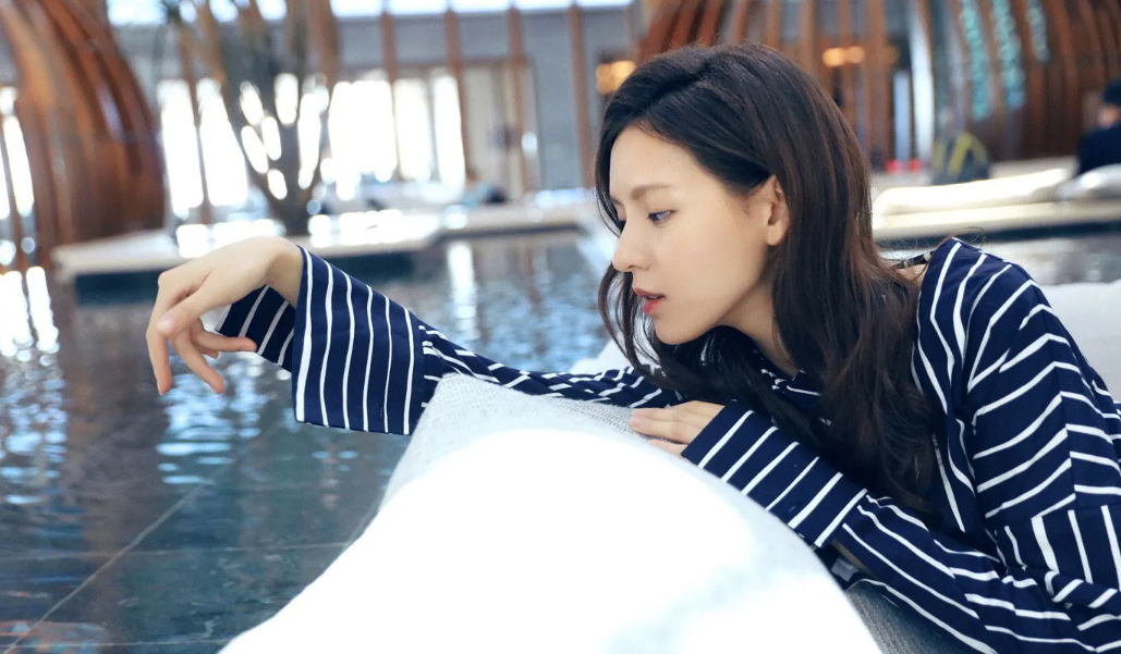 张予曦|张予曦剪帆布鞋做抹胸上衣!胸前仅靠鞋带拼接,大方秀火辣小蛮腰