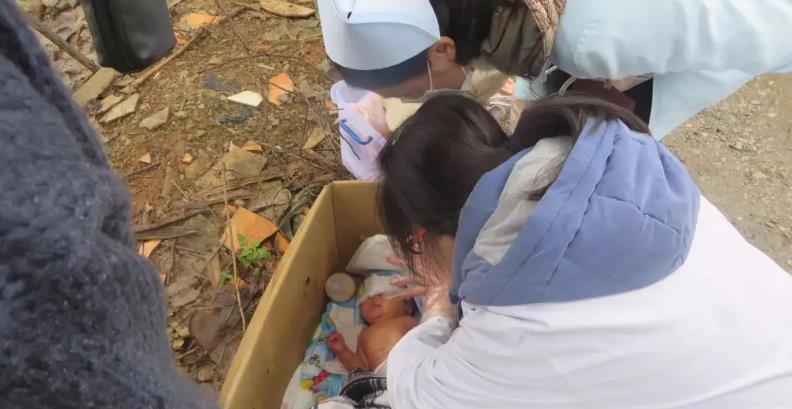 95年黑龙江女子捡到聋哑弃婴，离婚卖房养他成才后，生母却来夺子