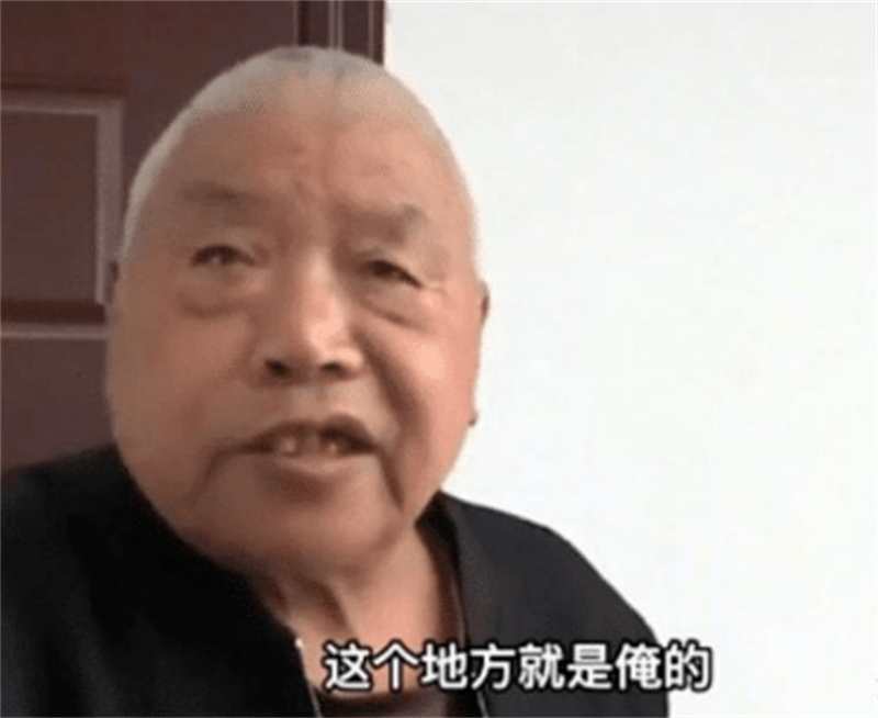河北老人霸占楼梯5年:要上楼先交50万,不然谁都别想从这过