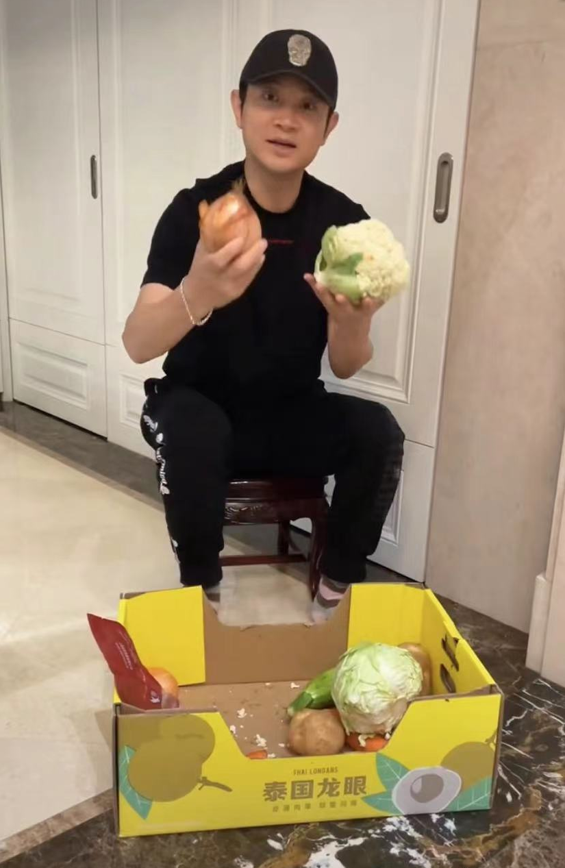 罗中旭|歌手罗中旭离开上海至天津！穿防护服汗流浃背，晒全过程耗10小时