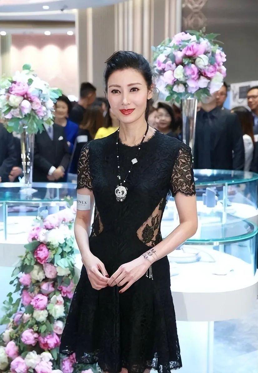 李嘉欣|李嘉欣贵妇脸太高级,蕾丝拼接裙配熊猫吊坠,51岁精致到骨子里