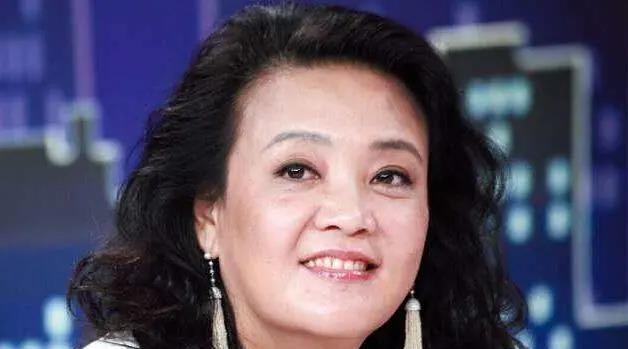 张兰|张兰内涵具俊晔买不起剃须刀,用对方宣传照卖牙膏,网友:过分了