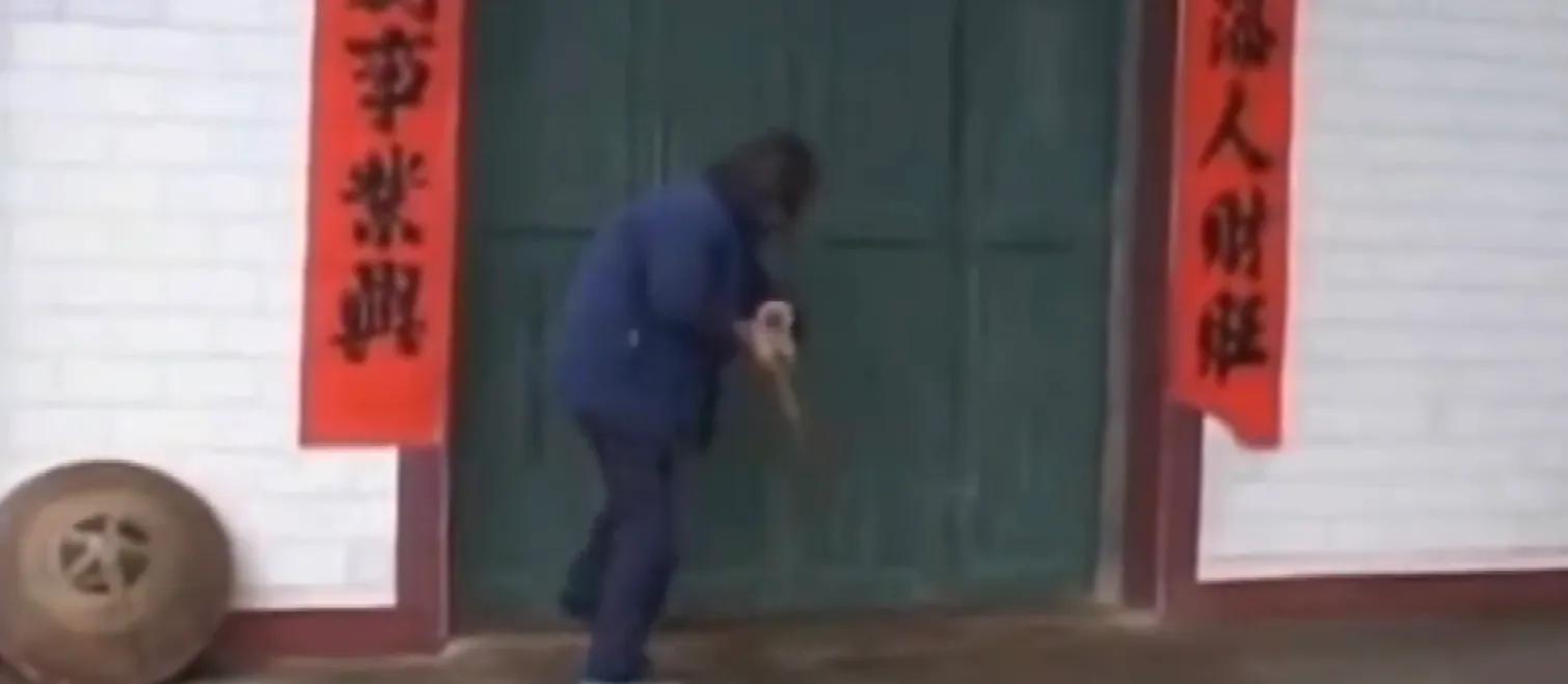父亲为讨好小儿子强拆大儿子的房,临终前想和解,儿媳:死都不见