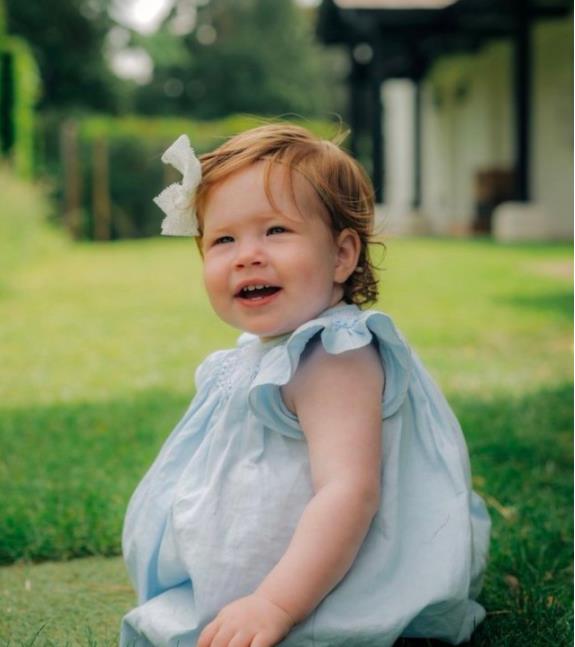 汪小菲|莉莉贝特越长越像曾祖母,两人一岁长相像双胞胎,女王基因真强大