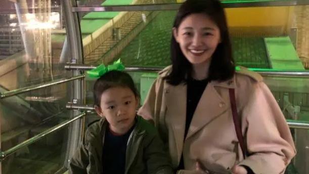 大S|忠心护主8年不回家！大S家保姆的底细被网友扒出，工资并不算高