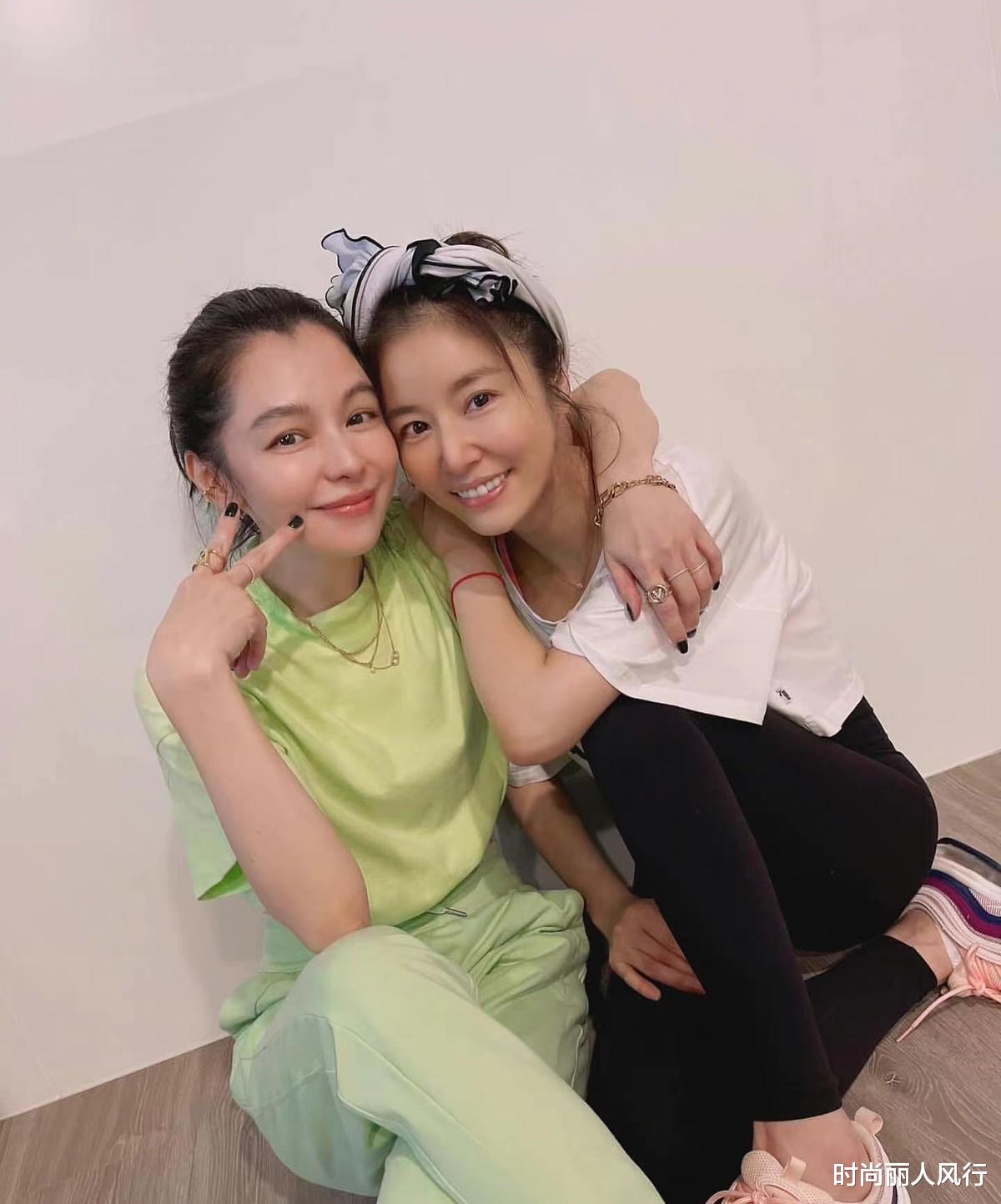 林心如|46岁林心如戴5岁女儿的发卡，毫无违和感！素颜穿休闲装，变少女