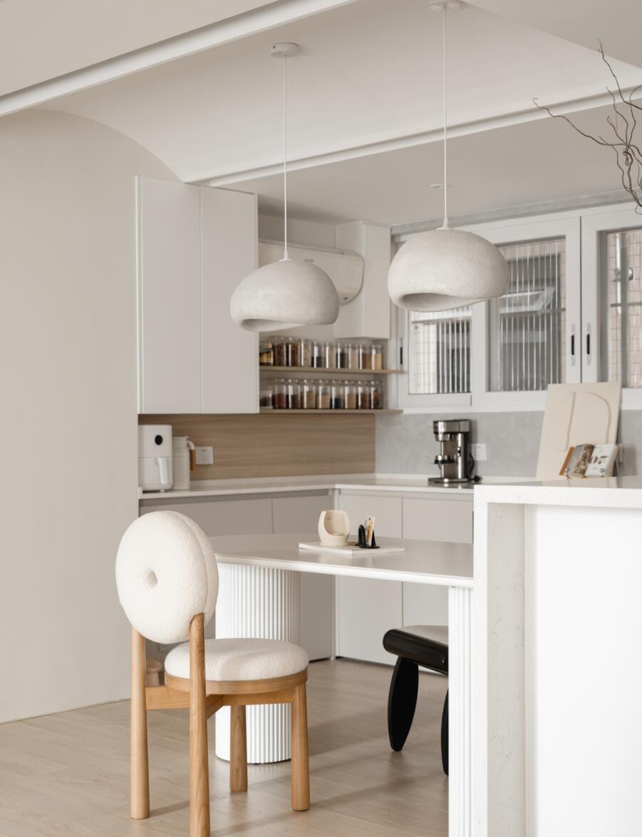 如果家里客厅大,建议做弧形吊顶,看她119㎡家,大气极了