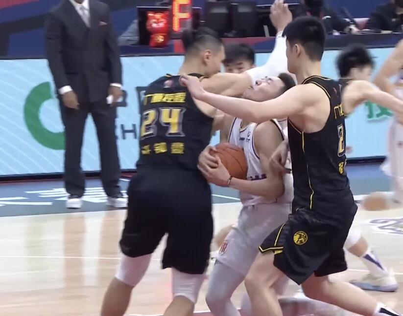 廖三宁|禁赛加罚款！广厦内线悍将逃过了裁判吹罚，却没能躲过CBA追罚