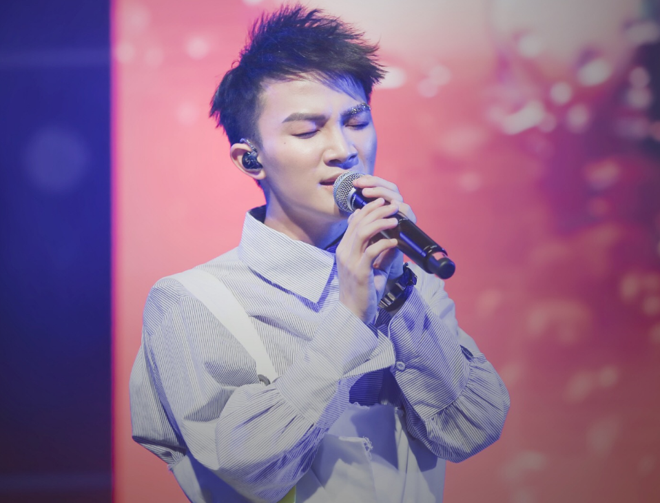 周深|周深曾穿女装上台献唱,被偶像淘汰后遇贵人,如今华丽蜕变